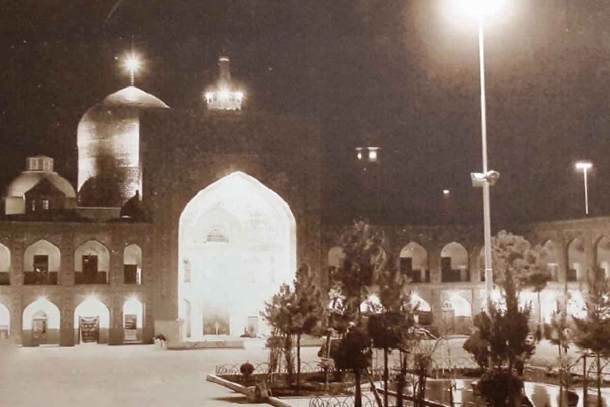درباره بانویی نیکوکار که حوالی یک قرن پیش با خرید کارخانه چراغ‌برق، بانی روشنایی حرم مطهر رضوی شد.
