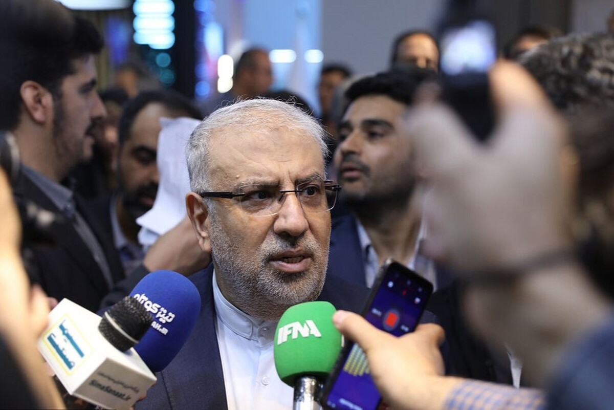 وزیر نفت گفت: قانون تکلیف کرده است که هموطنان باید عملیات سوخت‌گیری در جایگاه‌ها را از ۹۰ تا ۹۵ درصد با کارت سوخت شخصی خود انجام دهند.