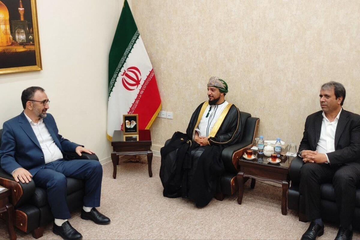استاندار خراسان‌رضوی با بیان اینکه مشهد مقدس سالانه پذیرای ۳۰ میلیون زائر است، خطاب به هیئت سرمایه‌گذاری از کشور عمان گفت: وجود این ظرفیت می‌تواند باعث شود تا در بخش زائرین و خدمات مربوط به آن‌ها سرمایه‌گذاری داشته باشید.