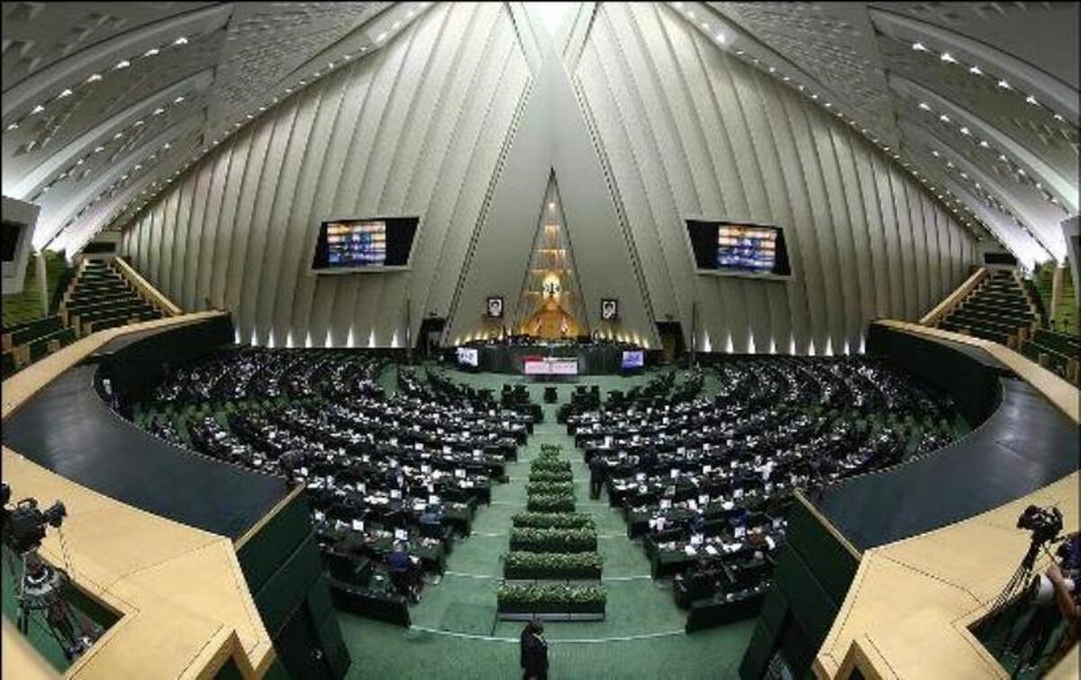 نایب رئیس مجلس شورای اسلامی به ارائه توضیحاتی درباره مصوبه مجلس در خصوص کاهش ساعت کاری ادارات پرداخت و گفت: در اصل ۱۷ قانون اساسی، تعطیل رسمی ایران روز جمعه است.