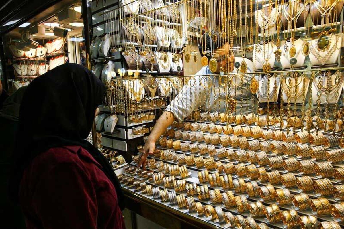 وزیر اقتصاد گفت: در پی دستور ویژه رئیس‌جمهور، مواردی از آیین‌نامه‌های قاچاق کالا که برای صنف طلافروشان مشکلاتی را به وجود آورده بود، با رعایت مفاد کلی قانون، حذف شدند.
