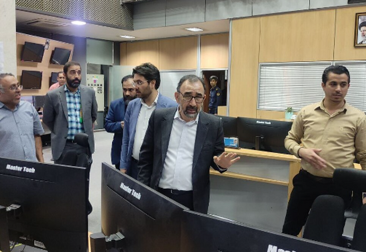 استاندار خراسان رضوی از ساعتی پیش به منظور رصد و مدیریت اوضاع بارندگی در مرکز کنترل و مدیریت ترافیک مشهد حضور یافت و با مدیران دستگاه‌های اجرایی درباره نحوه مدیریت اوضاع گفتگو کرد.