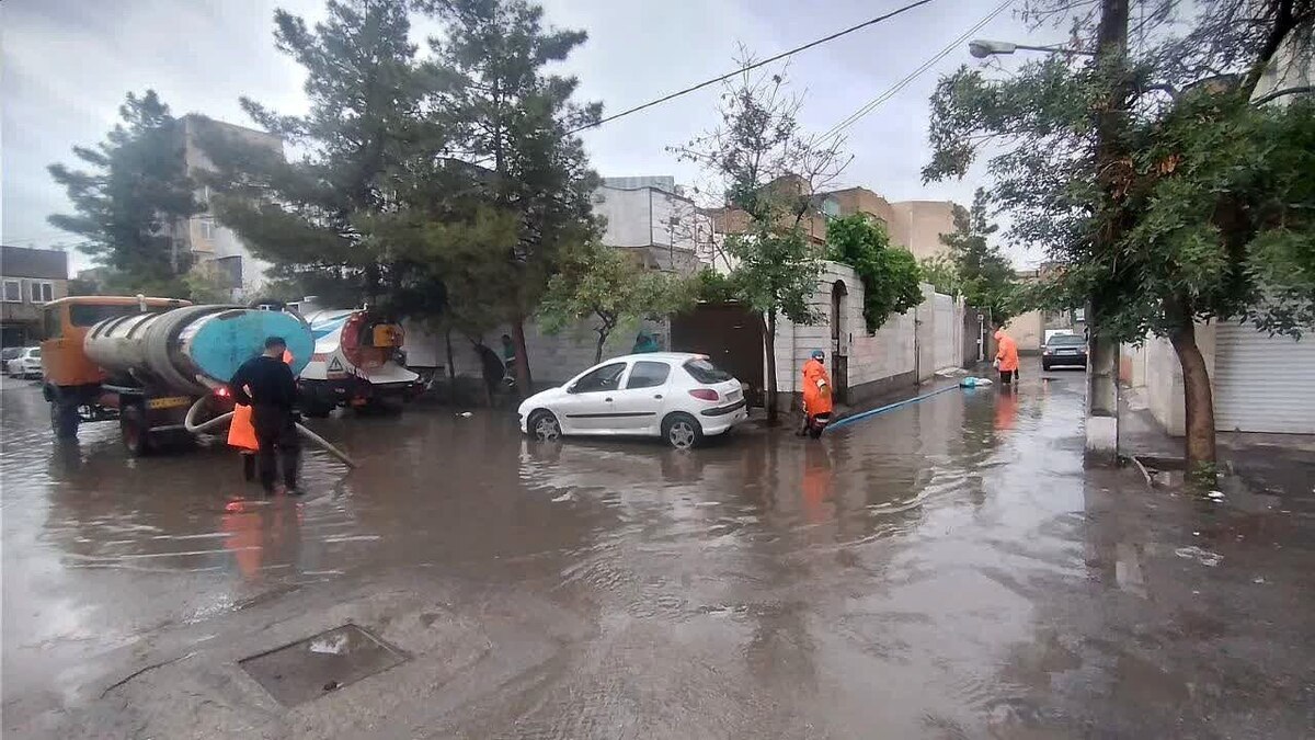 تیم‌های عملیات امداد و نجات آتش نشانی و خدمات شهری در مشهد در حال انجام ماموریت پس از بارش شدید امروز چهارشنبه هستند.