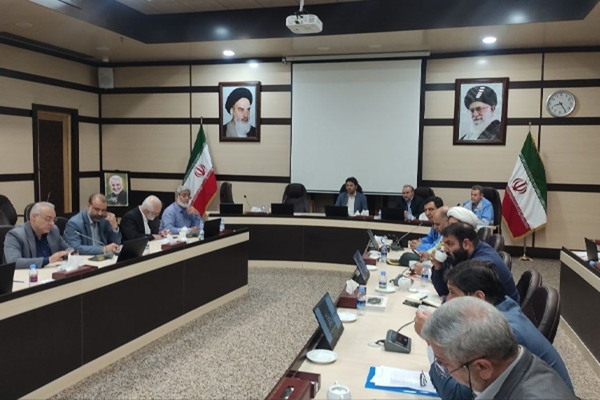 معاون هماهنگی امور عمرانی استانداری خراسان رضوی گفت: با توجه به بروز ترافیک در خیابان‌های سطح شهر و ضرورت تردد خودروهای امدادی، مردم مشهد طی امشب و فردا از تردد و سفرهای غیرضروری جدا پرهیز نمایند.