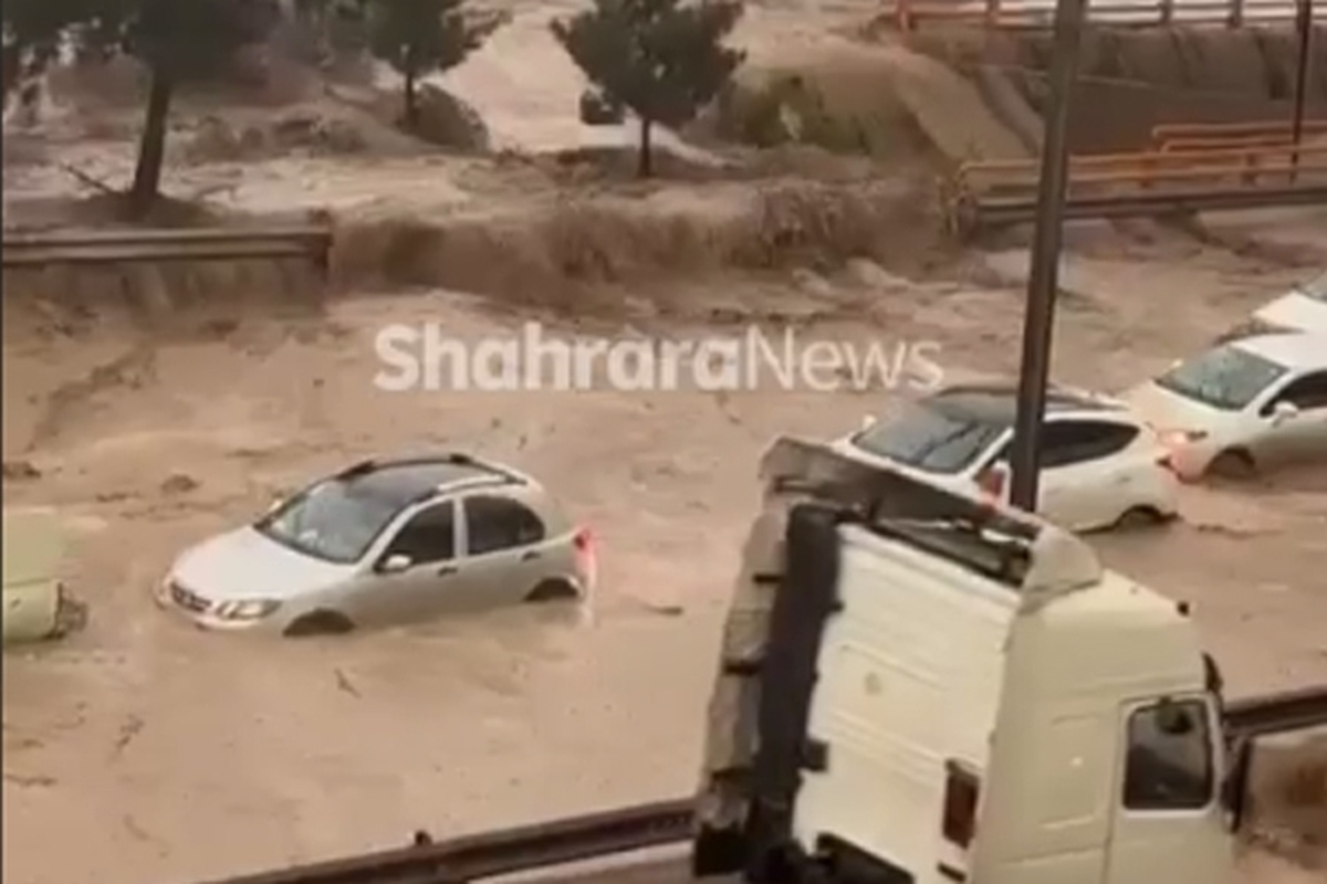 این تصاویر لحظه ورود سیلاب به بزرگراه کلانتری در امتداد میدان انقلاب مشهد است که سبب آب گرفتگی در این منطقه شد.