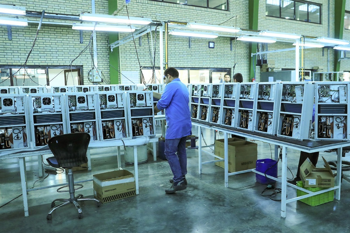 نیمی از ظرفیت تولیدی واحد‌های صنعتی اغلب بلا استفاده است. تولید بدون کارخانه راهکاری برای استفاده از ظرفیت‌های خالی واحد‌های تولیدی است که هم اکنون ۲۵ مجوز در این زمینه در خراسان رضوی صادر شده است.