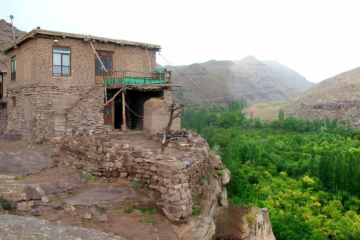 مسئول میراث فرهنگی، گردشگری و صنایع‌دستی چناران از تعطیلی تمامی مراکز اقامتی این شهرستان تا اطلاع ثانوی خبر داد.