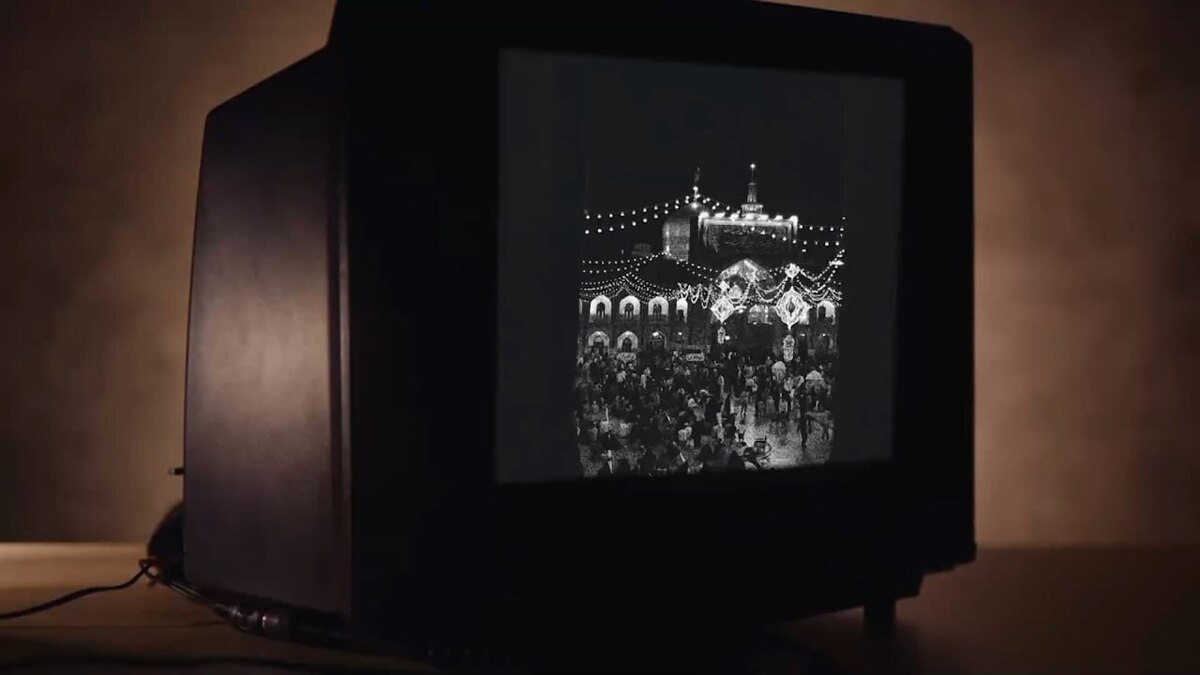 محمدعلی کریم‌خانی خواننده قطعه معروف «آمدم‌ ای‌شاه پناهم بده» است. «ساقی سرمست»، «مستان همه افتاده و ساقی نمانده» و «نجوای عاشورایی» از دیگر آثار کریم‌خانی است. او در کنار سایر صدا‌های این ویدئو، سازنده خاطرات معنوی ماست.