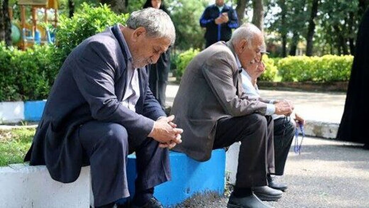 مدیرعامل سازمان تأمین اجتماعی گفت: تعداد درخواست‌ها و بازنشستگی‌های برقرار شده در مشاغل سخت سهم عمده‌ای در ناترازی منابع و مصارف تأمین‌اجتماعی دارند؛ وضعیت فعلی به گونه‌ای است که متوسط سن بازنشستگی به حدود ۴۰ سال و کمتر رسیده و گاهی نیروی کار در اوج تجربه، مهارت و تخصص از بازار کار خارج می‌شود.
