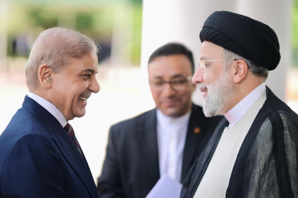 نخست وزیر پاکستان با زبان فارسی از رئیس جمهور کشورمان استقبال کرد.