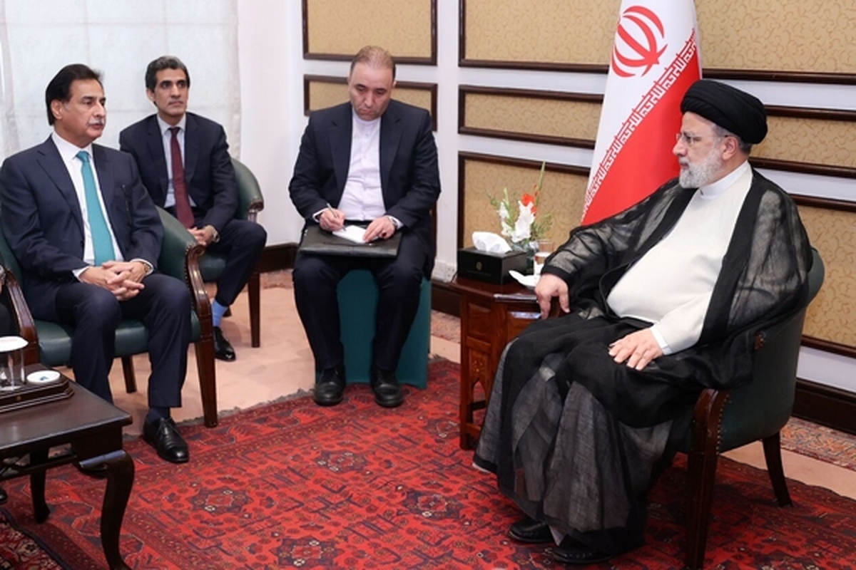 رئیس‌جمهور با اعلام شکست سیاست فشار حداکثری علیه ایران، گفت: جمهوری اسلامی از سویی دیپلماسی و میز مذاکره را ترک نکرد و از سوی دیگر برابر فشارها و تحریم‌های آمریکایی‌ها گزینه مقاومت و ایستادگی را برگزید و از حقوق خود کوتاه نیامد.