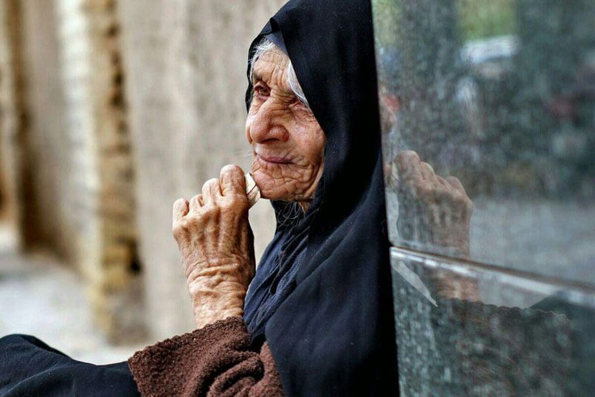 رئیس دبیرخانه شورای ملی سالمندان کشور با بیان اینکه در سال‌های آینده، با مشکل تک‌جنسیتی سالمندی مواجه خواهیم بود و اغلب سالمندان را زنان تشکیل خواهند داد، گفت: باید راهکار‌های لازم برای زندگی بهتر زنان سالمند و فعال داشته باشیم.
