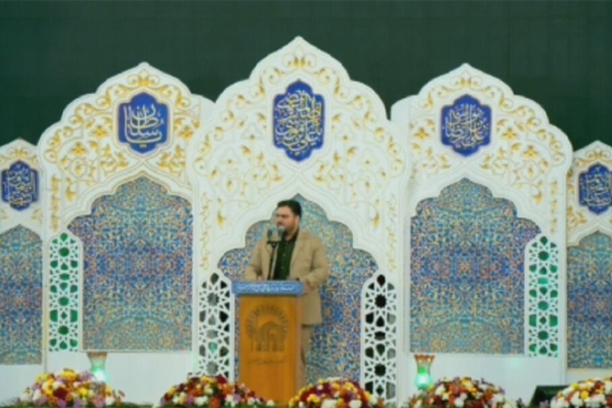 در پی وقوع حادثه فرود سخت بالگرد حامل رئیس جمهور، زائران و مجاوران بارگاه رضوی برای سلامتی این افراد دست به دعا برداشته و دعای توسل را زمزمه کردند.