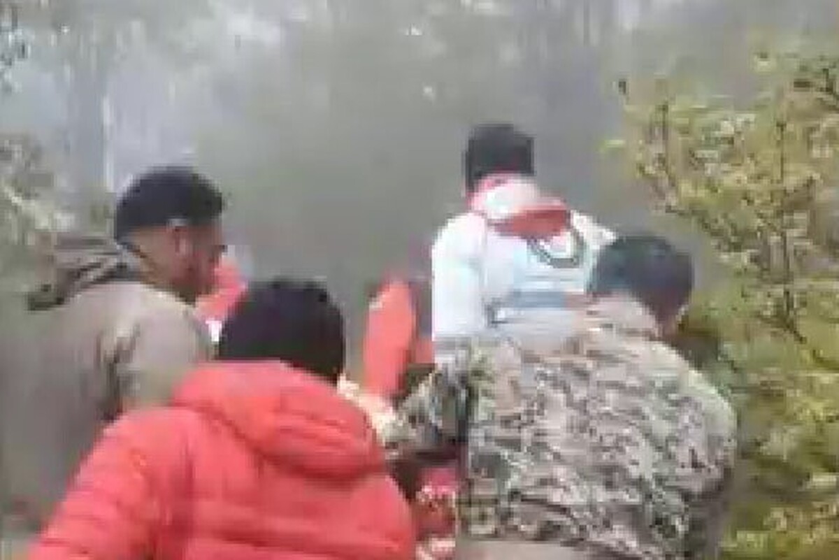 تصاویری از انتقال پیکر شهدای حاضر در بالگرد حامل رئیس جمهور توسط امدادگران هلال احمر و تکاوران نیروی زمینی ارتش به مناطق پایین دست را اینجا مشاهده کنید.