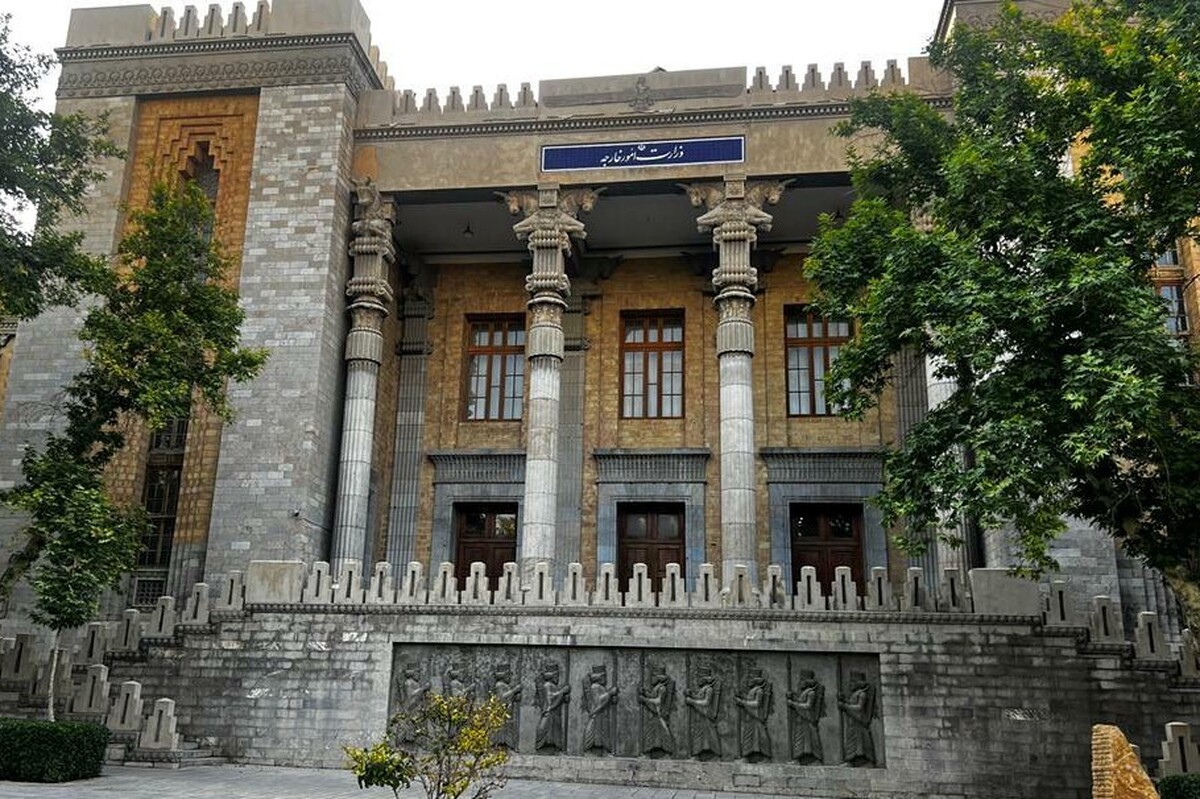 در پی به شهادت رسیدن «حسین امیرعبداللهیان» وزیر امور خارجه جمهوری اسلامی ایران در سانحه رخ داده برای بالگرد رئیس‌جمهور و هیات همراه، این وزارتخانه تا انتخاب وزیر امور خارجه بعدی، به مدت حداکثر سه ماه می‌تواند با سرپرست، اداره شود.