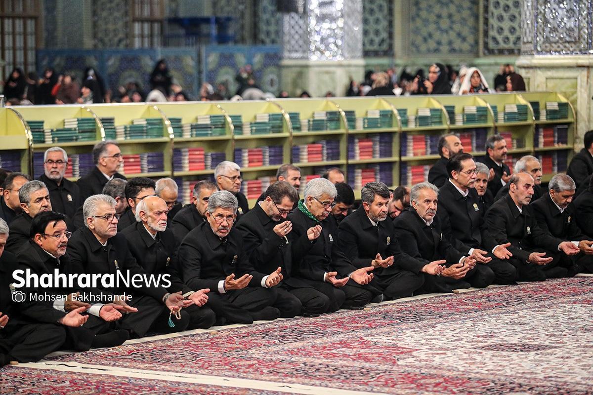 پس از اعلام خبر شهادت خادم الرضا شهید سید ابراهیم رئیسی و همراهان ایشان، خادمان درحال تعویض پرچم گنبد منور امام رضا علیه السلام، به رنگ مشکی هستند.