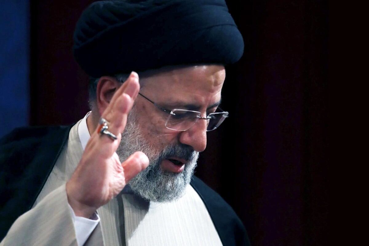لحظاتی از غبارروبی مضجع شریف امام‌رضا(ع) توسط رهبر معظم انقلاب و شهید آیت‌الله رئیسی را ببینید.