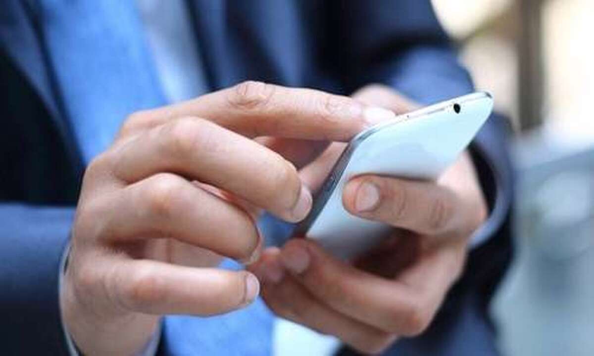 حتماً شنیده‌اید که گاهی افرادی با سوءاستفاده از عکس و اطلاعات پروفایل افراد دیگر در فضای مجازی، برای آن‌ها مزاحمت ایجاد می‌کنند. اما آیا می‌دانستید که این مزاحمت‌ها جرم است و بر اساس قانون، فرد مجرم از سوی دادگاه به حبس و جریمه نقدی محکوم می‌شود؟