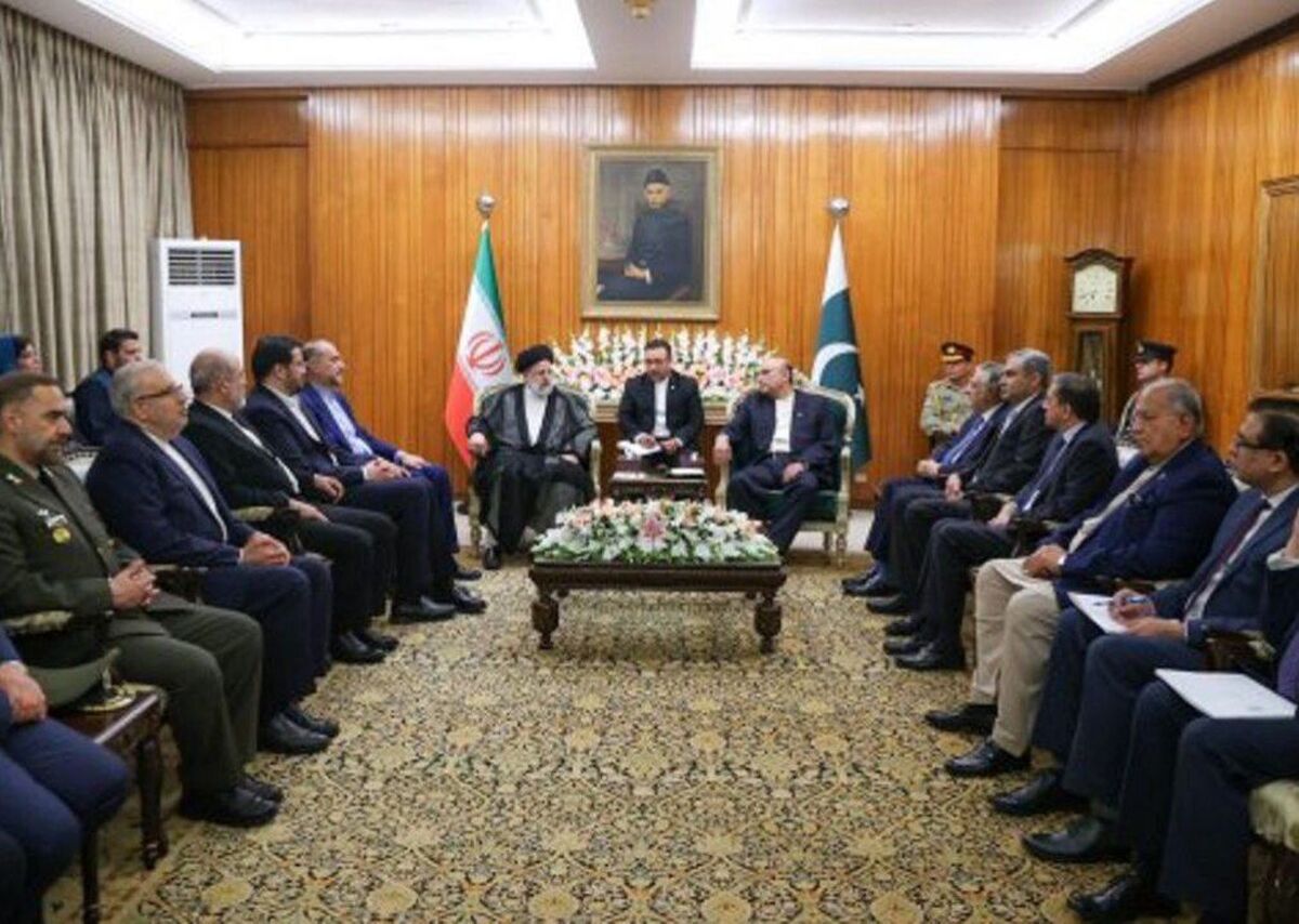 رئیس جمهور اسلامی ایران در دیدار با همتای پاکستانی خود با بیان اینکه ایران اسلامی امنیت پاکستان را امنیت خود می‌داند، بر لزوم بهره‌گیری از ظرفیت و فرصت مرزهای مشترک بین دو کشور در جهت انتفاع دو ملت تاکید کرد.