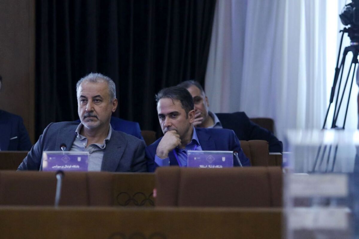 با انتقال امتیاز دو باشگاه استقلال و پرسپولیس به احتمال زیاد حق امضاء و برخی اختیارات از مدیران دو باشگاه سلب خواهد شد و در مراحل بعد خریداران اقدام به انتخاب مدیران جدید خواهند کرد.
