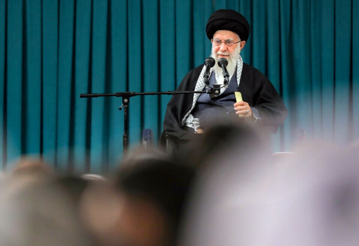 جمعی از کارگران سراسر کشور در دومین ماه از سال «جهش تولید با مشارکت مردم» و به مناسبت هفته کار و کارگر روز چهارشنبه در حسینیه امام خمینی (ره) با رهبر انقلاب اسلامی دیدار می‌کنند.