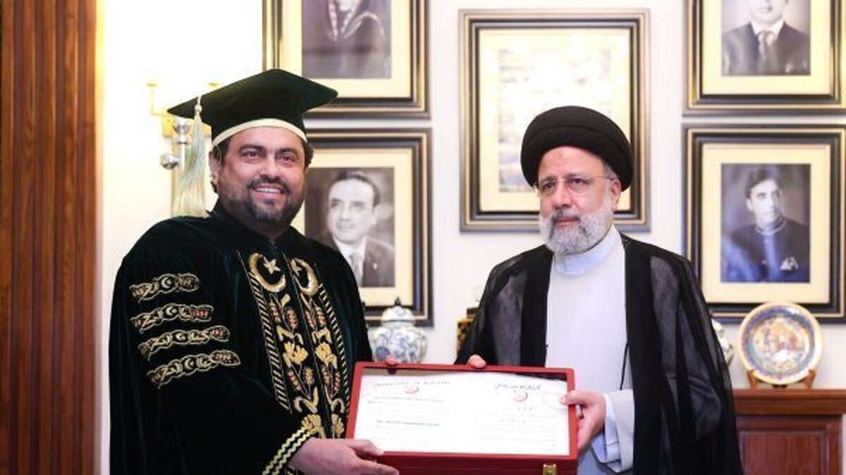 رئیس دانشگاه کراچی در مراسمی با حضور جمعی از مقامات ایالت سند، نمایندگان مجلس ایالتی و تعدادی از اعضای هیئت علمی دانشگاه، مدرک دکترای افتخاری این دانشگاه را به رئیس جمهور کشورمان اهدا کرد