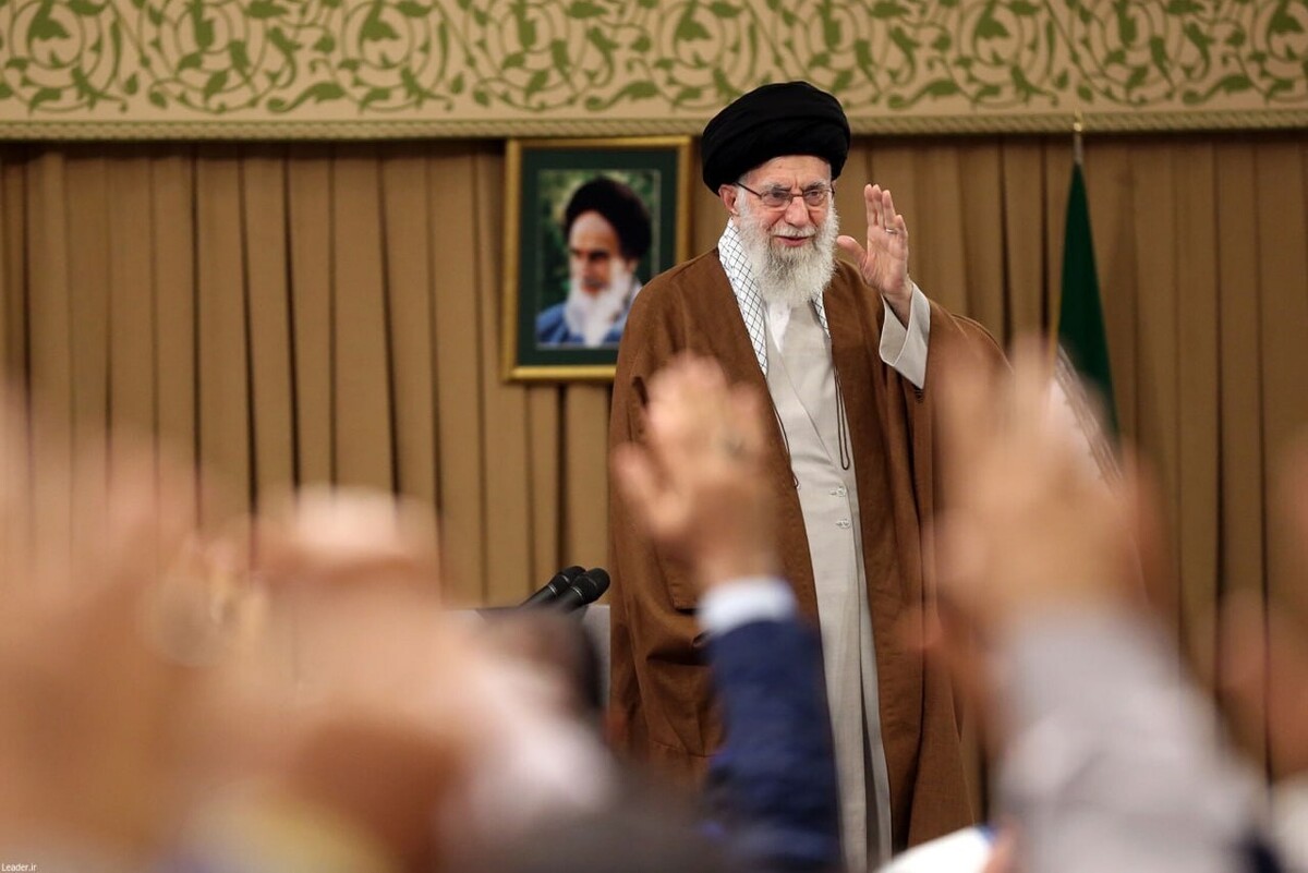 دیدار جمعی از کارگران با رهبر معظم انقلاب اسلامی به مناسبت هفته کارگر آغاز شد.
