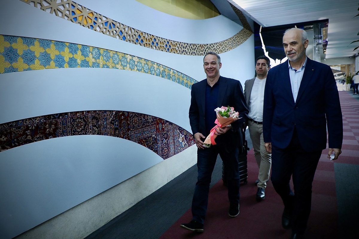 سرمربی تیم ملی والیبال ایران پس از ورود به تهران وعده بزرگی به هواداران داد.