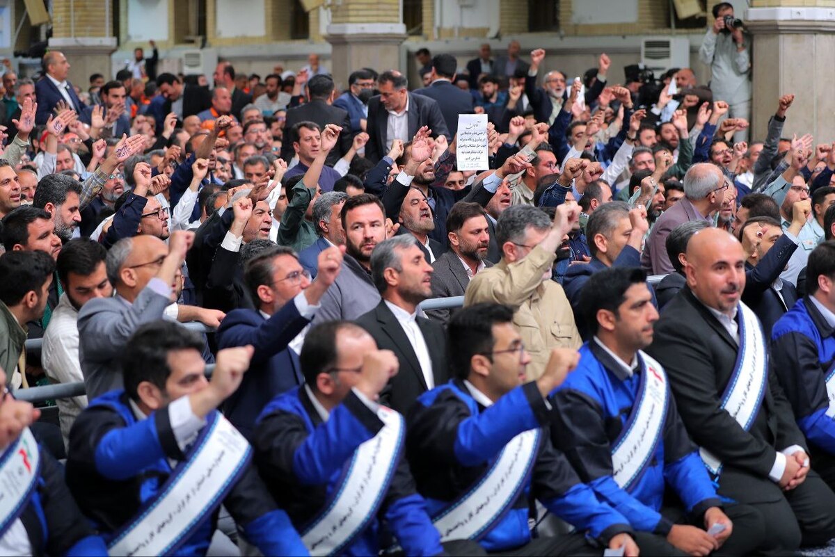 ابتکار یکی از کارگران حاضر در دیدار امروز برای دریافت هدیه انگشتر از رهبر معظم انقلاب اسلامی که با واکنش حضرت آیت‌الله خامنه‌ای همراه بود.
