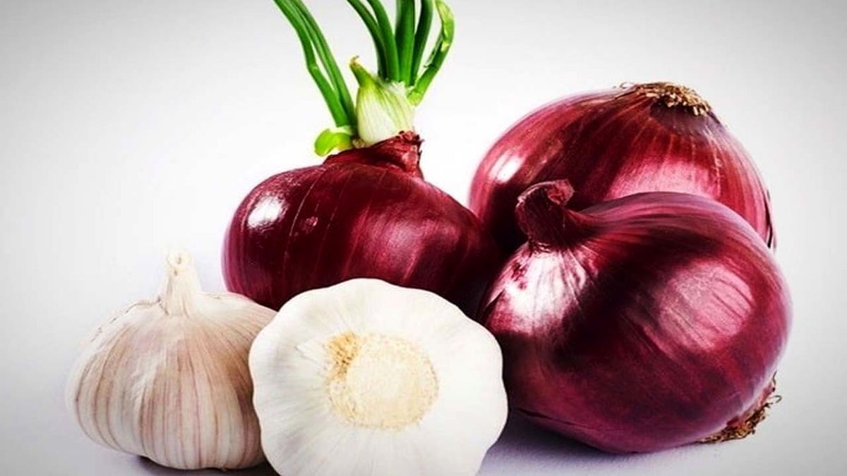 نگهداری اشتباه از پیاز و سیر باعث جوانه زدن آنها می‌شود، از این رو برای جلوگیری از این مساله باید روش‌های صحیح برای نگهداری آنها به کار ببرید.