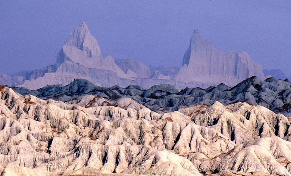 ویدئویی زیبا و دیدنی از کوه‌های مریخی در انجیره شهرستان لنگه در هرمزگان را مشاهده می‌کنید.
