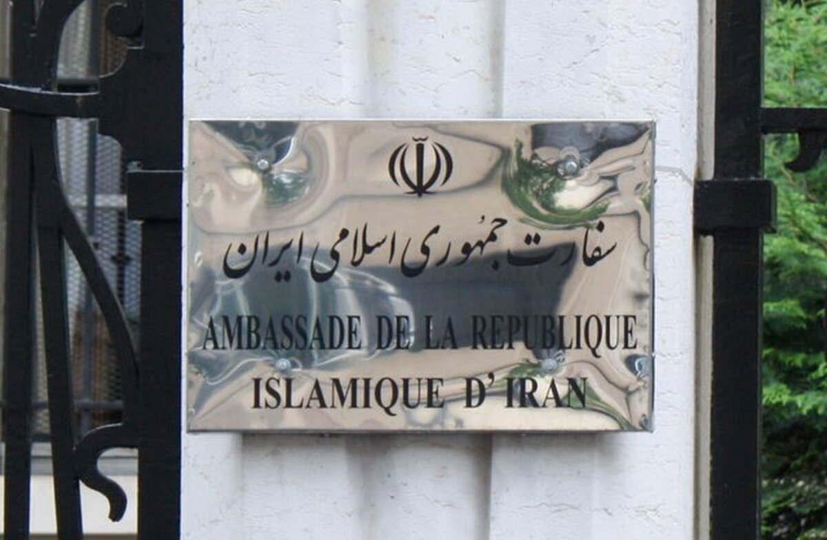 سفارت ایران در فرانسه اعلام کرد تصمیم گرفته در پرونده حادثه امنیتی روز جمعه و علیه فردی که با ادعای داشتن جلیقه انفجاری وارد سفارت شده و سپس توسط پلیس بازداشت شد، اقدامی انجام ندهد و حتی شکایت خود در پرونده جنایی ایجاد آتش‌سوزی سپتامبر ۲۰۲۳ را نیز پس بگیرد.