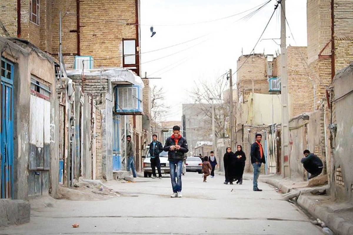 وزیر راه و شهرسازی گفت: یکی از راهکارها بسته پیشنهادی ۱۹ بندی است که به شهردارهای کشور ابلاغ شده و در مورد تسریع صدور پروانه برای بافت‌های فرسوده است.