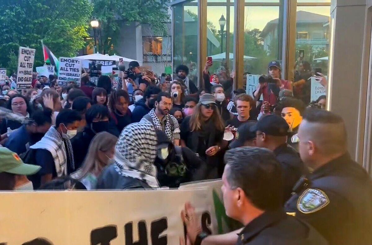 وزیر امور خارجه آمریکا درباره دستگیری ۵۵۰ دانشجو در اعتراض های اخیر در دانشگاههای این کشور به دلیل جنگ اسرائیل در غزه سکوت کرد اما مدعی شد که این اعتراض ها نشانه دموکراسی آمریکایی است و از معترضان خواست به حماس نیز اعتراض کنند.