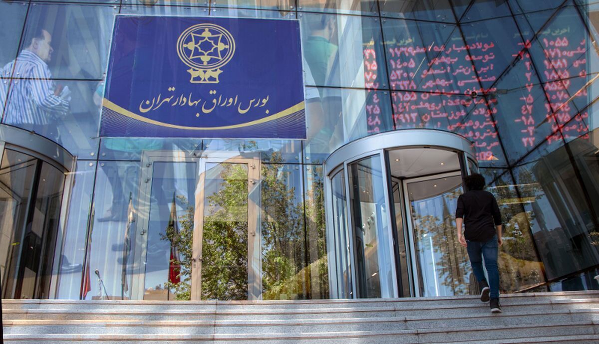 بورس تهران که در سال قبل، هفتمین بازار سهام بزگ خاورمیانه به شمار می‌رفت؛ در سال جاری با افزایش قابل توجه دومین بازار سهام امارات متحده عربی، یک پله نزول کرد و به هشتمین بازار سهام بزرگ خاورمیانه بدیل شد.