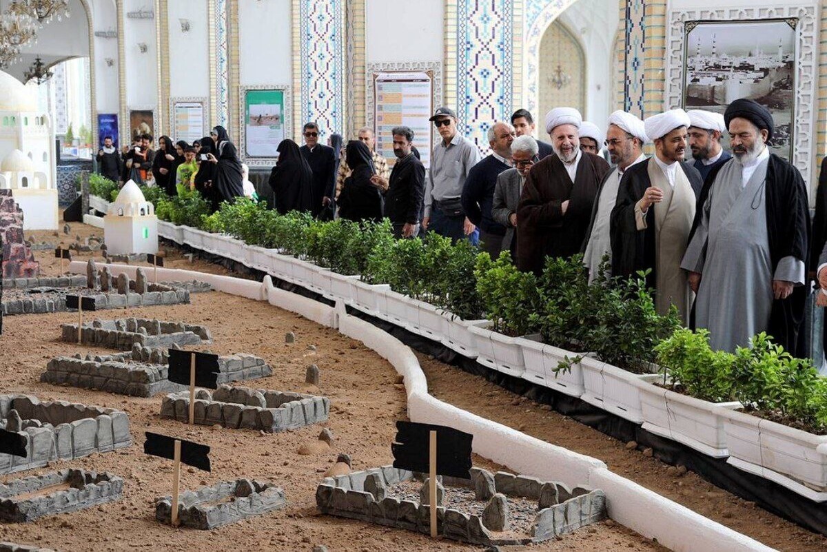 رئیس بعثه مقام معظم رهبری از نمایشگاه «درآستان بقیع» در حرم مطهر رضوی بازدید کرد.