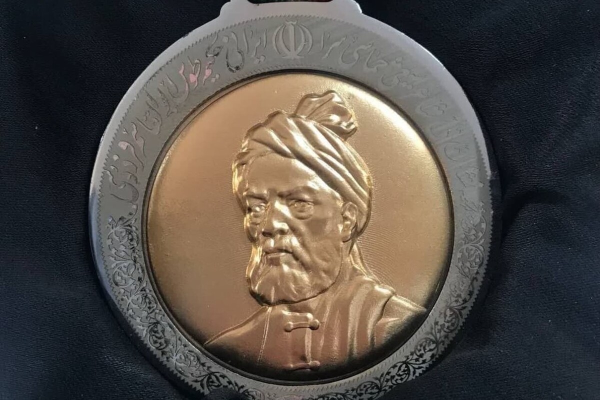 هرساله همزمان با ۲۵اردیبهشت ماه روز بزرگداشت حکیم ابوالقاسم فردوسی در ۳ رشته «حماسه ساز، حماسه سرا و حماسه پژوه» در محل آرامگاه فردوسی نشان برتر فردوسی اهدا می‌شود.