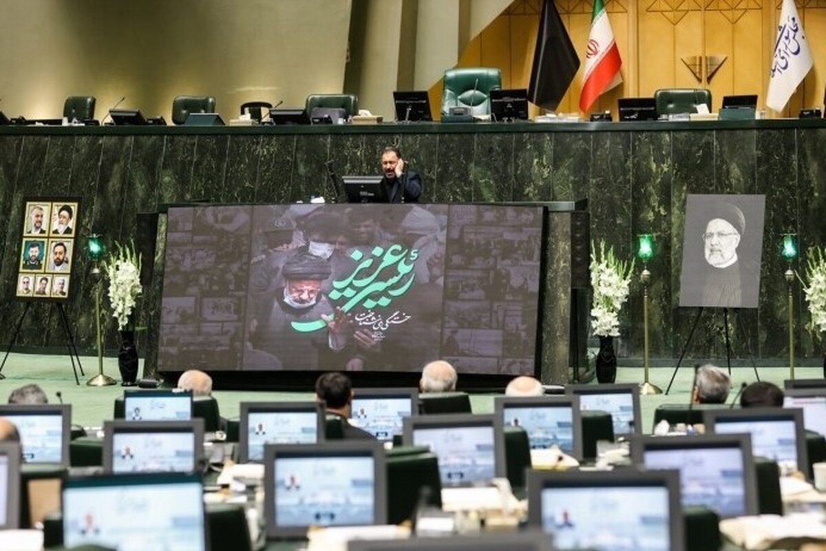 در پی به شهادت رسیدن رئیس جمهور و همراهان صحن مجلس شورای اسلامی سوگوار شد.