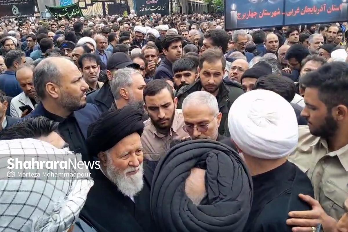 آیت‌الله علم‌الهدی در میان خیل عظیم عزاداران و تشییع‌کنندگان پیکر رئیس‌جمهور شهید در تبریز حاضر شد.