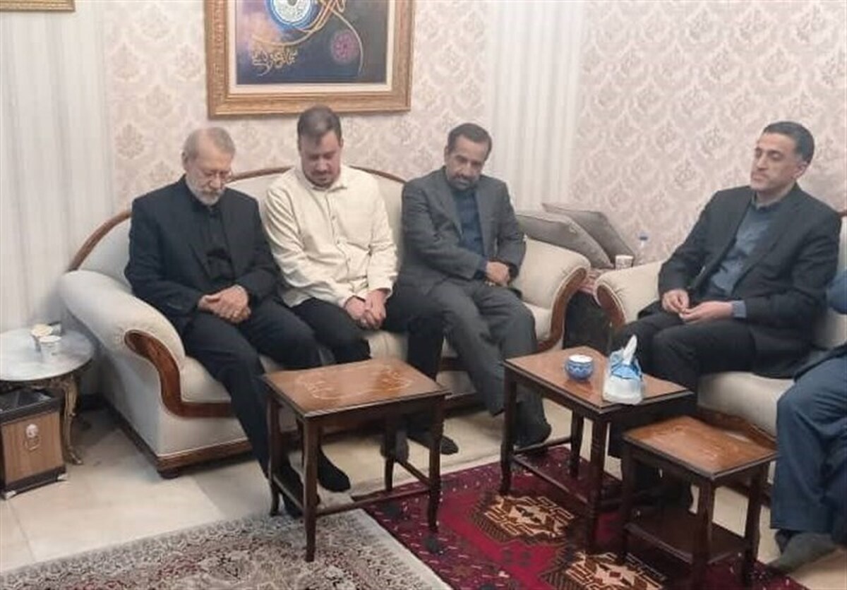 مشاور رهبر معظم انقلاب در منزل شهید حسین امیرعبداللهیان حضور یافت.