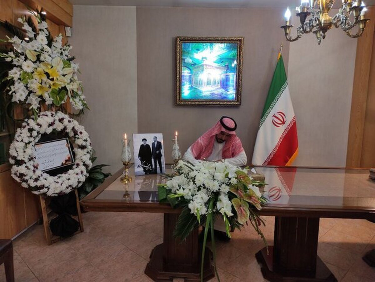 سرکنسول‌ها و رؤسای نمایندگی‌های خارجی مقیم مشهد با حضور در دفتر نمایندگی وزارت امور خارجه، دفتر یادبود شهدای خدمت را امضا کردند.