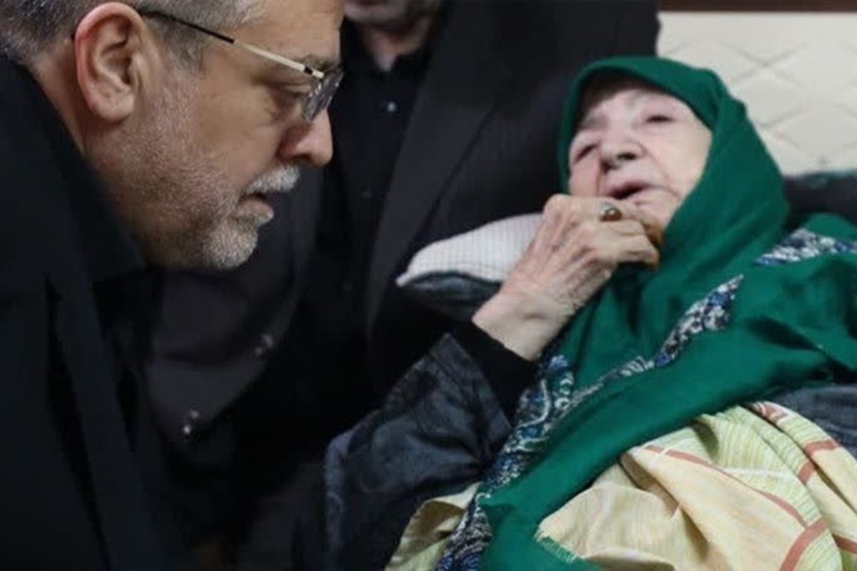 شهردار مشهد با حضور در منزل مادر شهید جمهور آیت‌الله سیدابراهیم رئیسی، شهادت رئیس جمهور محبوب را تسلیت گفت.