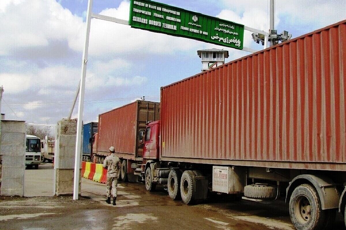 مدیرکل راهداری و حمل و نقل جاده‌ای استان خراسان رضوی گفت: تردد همه ناوگان تجاری شامل ترانزیتی، صادراتی و وارداتی از چهار پایانه مرزی استان در دو ماهه ابتدای امسال نسبت به مدت مشابه سال قبل ۳۳ درصد افزایش یافته است.