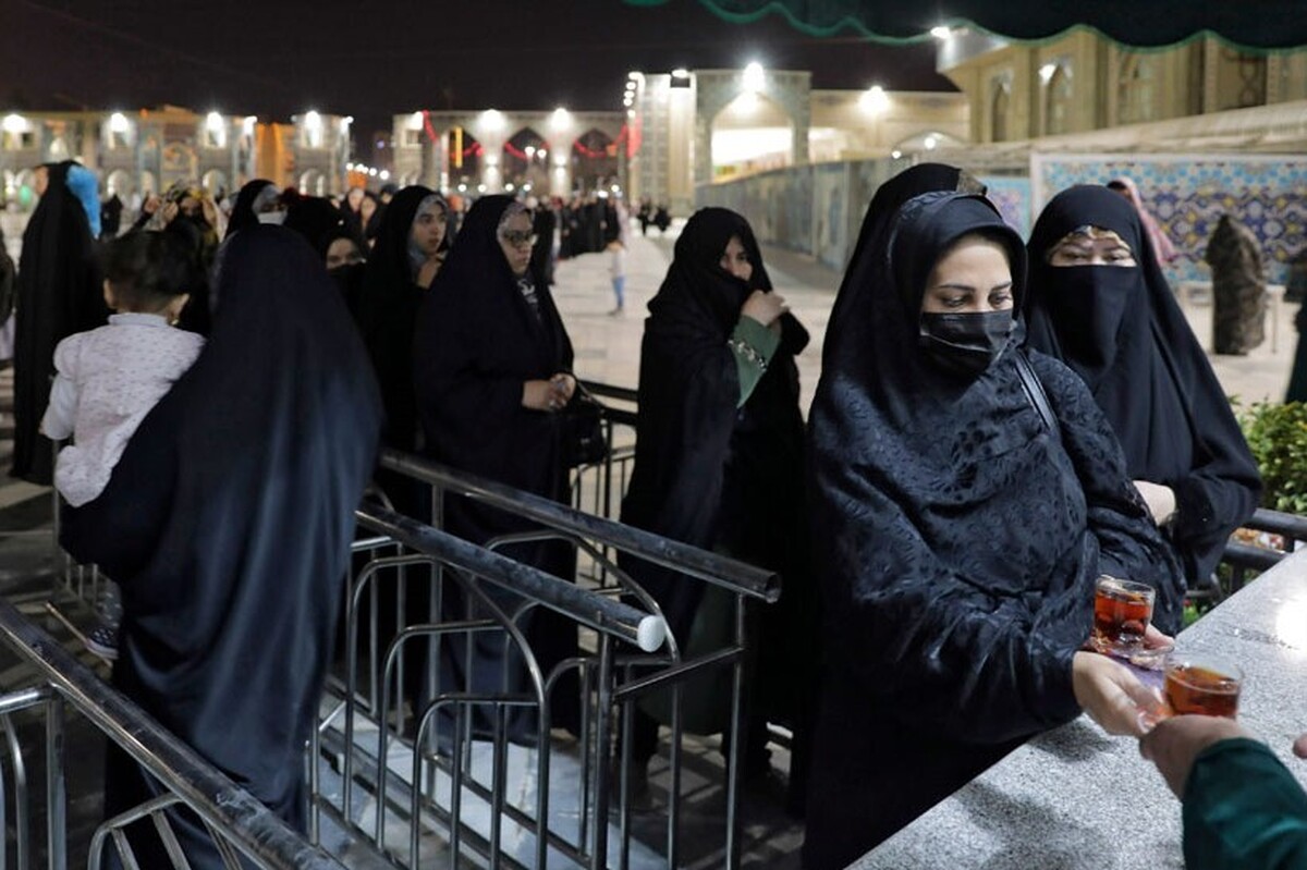 ناخن‌هایش را ورانداز می‌کنم. یکی از ناخن‌ها را از رد کاشت و لاک لخت کرده است. نشانم می‌دهد و می‌گوید: ببین اصلا قشنگ نیست و خجالت می‌کشم.