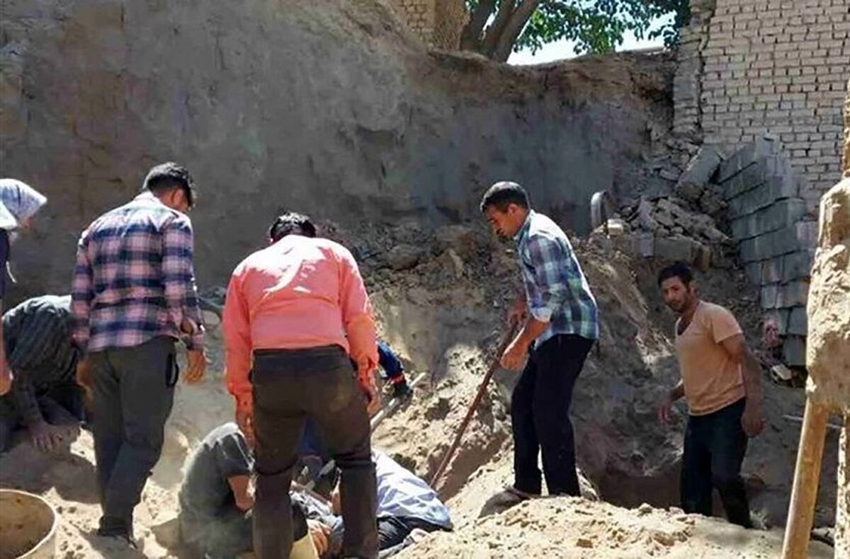 مسوول اورژانس پیش بیمارستانی و حوادث دانشگاه علوم پزشکی گناباد گفت:‌ ریزش آوار یک ساختمان که امروز در خیابان «ناصر خسرو» این شهر ر خ داد، ۲ کشته به دنبال داشت.