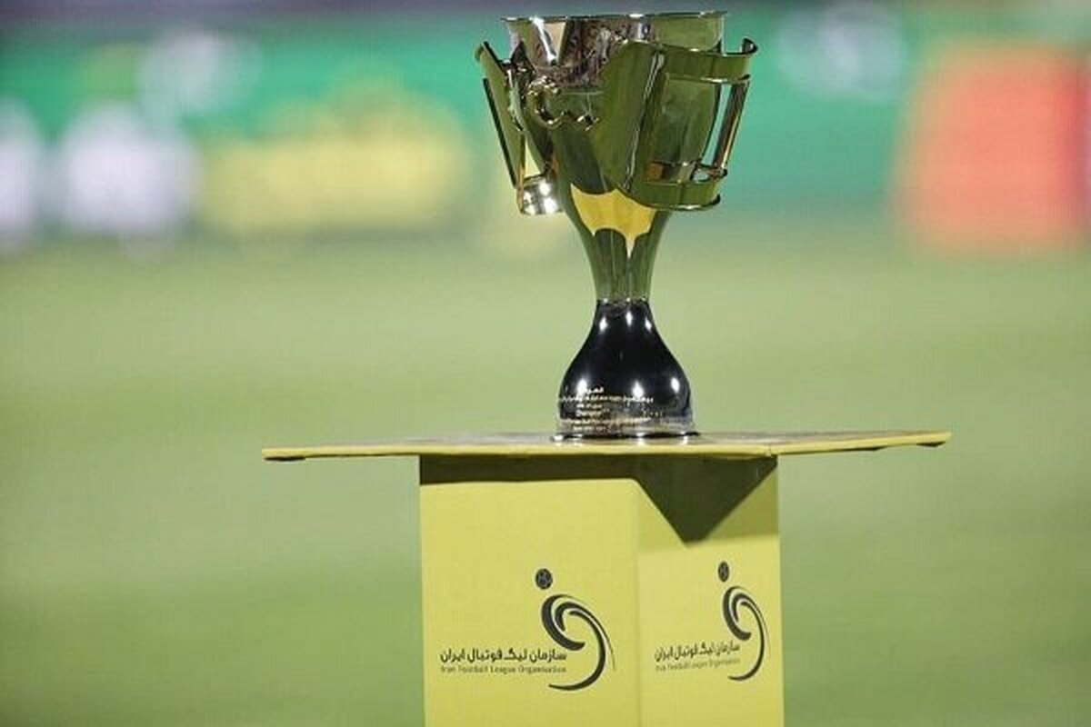 هوادار خوش ذوق پرسپولیسی به همراه جام به استقبال بازی تیمش برابر مس رفسنجان می‌رود.