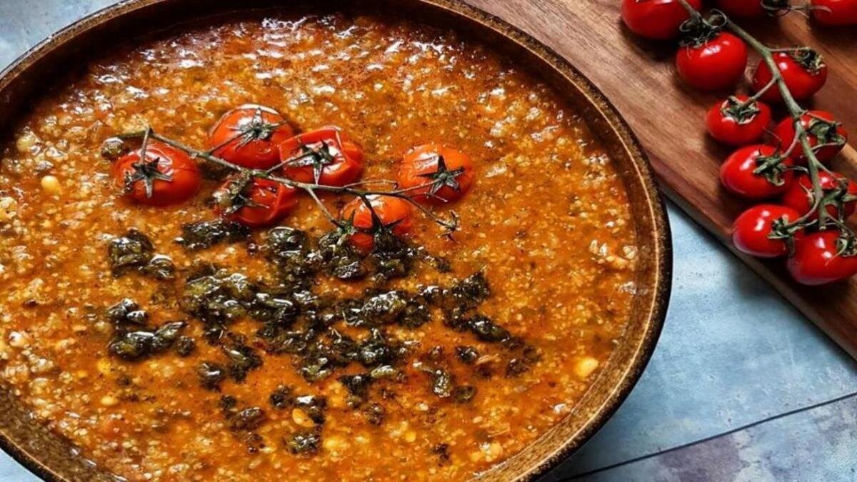 بیشتر آش‌ها به دلیل مواد پرخاصیتی که در پخت آنها استفاده می‌شود، غذا‌هایی سالم و البته کامل محسوب شده و مناسب استفاده در رژیم‌های غذایی خاص هستند. مواد غذایی که هر کدام خواص جداگانه‌ای داشته و استفاده از آنها معمولا به تمامی گروه‌های سنی توصیه می‌شود.