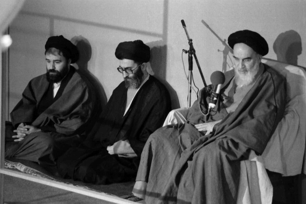 مستند «عاشق خمینی(ره)» درباره‌ی ارتباط قلبی و مستمر آیت‌الله خامنه‌ای با حضرت امام خمینی(ره) از شروع مبارزات انقلاب اسلامی تا زمان ارتحال بنیانگذار جمهوری اسلامی است.