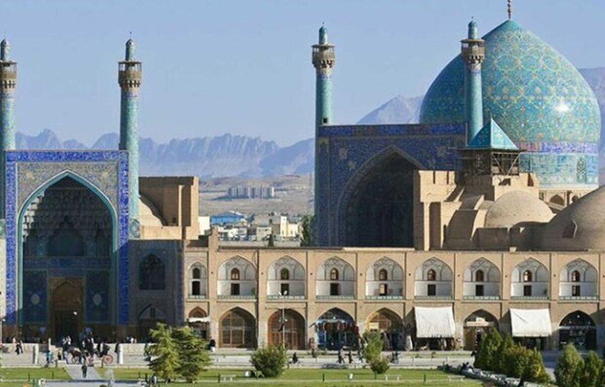 پس از سال‌ها، داربست‌های بزرگ‌ترین گنبد کاشیِ پاره‌چین جهان را برداشتند. پاره‌چینی یکی از صنایع دستی است که در آن قطعه‌های کوچک کاشی، چوب، فلز و مانند آنها را بر اساس طرح و نقشه‌ی قبلی، در کنار هم روی یک سطح می‌چسبانند.