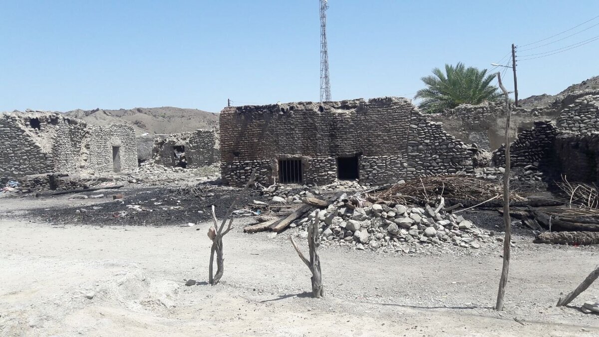 مردم فقیر یک روستای دورافتاده در سیستان و بلوچستان این روزها علاوه بر فقر و انزوا با مشکل آتش‌ گرفتن خانه‌های محقرشان یکی پس از دیگری مواجهند.آنها فکر می‌کنند مورد غضب اجنه قرار گرفته اند و آنها خانه هایشان را به آتش می‌کشند!